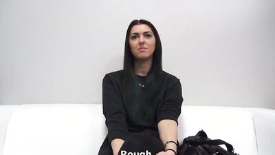 Melhores sites porno de sexo com mulher safada - Natural brunette babe got drenched in oil for sex on casting