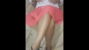 Hermosa cholita insaciable se masturba hasta venirse en chorros