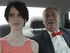 Teen goes the extra mile to please old man with a good fuck