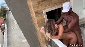 negao jefao fode novinha na varanda - ela gemeu alto e os vizinhos viram tudo