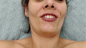 Casada tirou minha camisa e me deixou enfiar no buraco para ela gozar e limpar