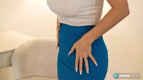 Sexy MILF Sadie Rose deep-fingers her beautiful pussy